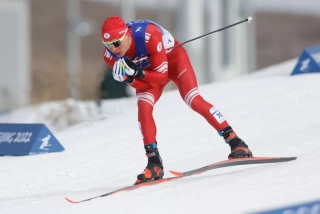 Большунов выиграл скиатлон на чемпионате России по лыжным гонкам